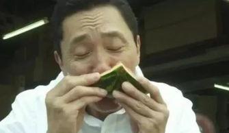 孤独一人吃瓜,独享美食的静谧时光
