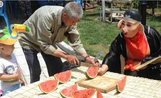 老汉找小伙吃瓜,邂逅小伙共品瓜香